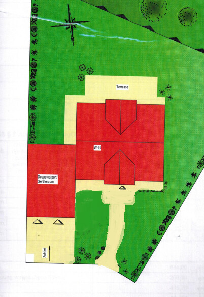 Top-Down-Lageplan: rotes Hauptgebäude mit Terrasse, Carport links, Zufahrt und Grünflächen.