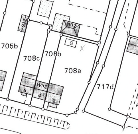 Lageplan eines Grundstücks mit Gebäudeteilen und Nummern 708a/708b