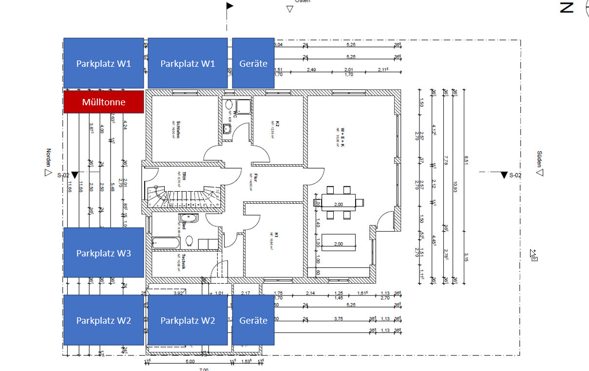 Grundriss eines Gebäudes mit Innenräumen, Treppenhaus; blaue Parkplätze W1, W2, W3; rote Mülltonne