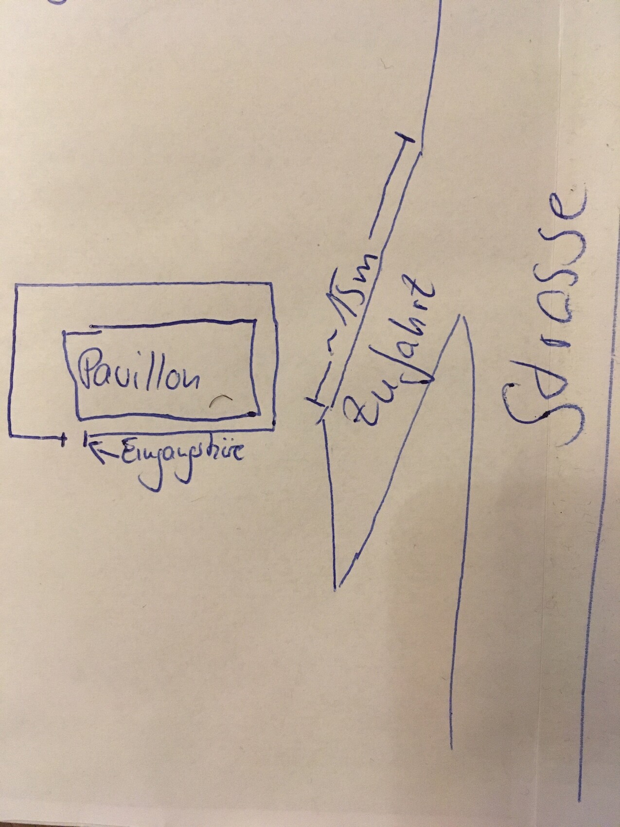 Skizzenhafter Grundstücksplan mit Pavillon, Eingangsbereich und Süd-Ausrichtung.