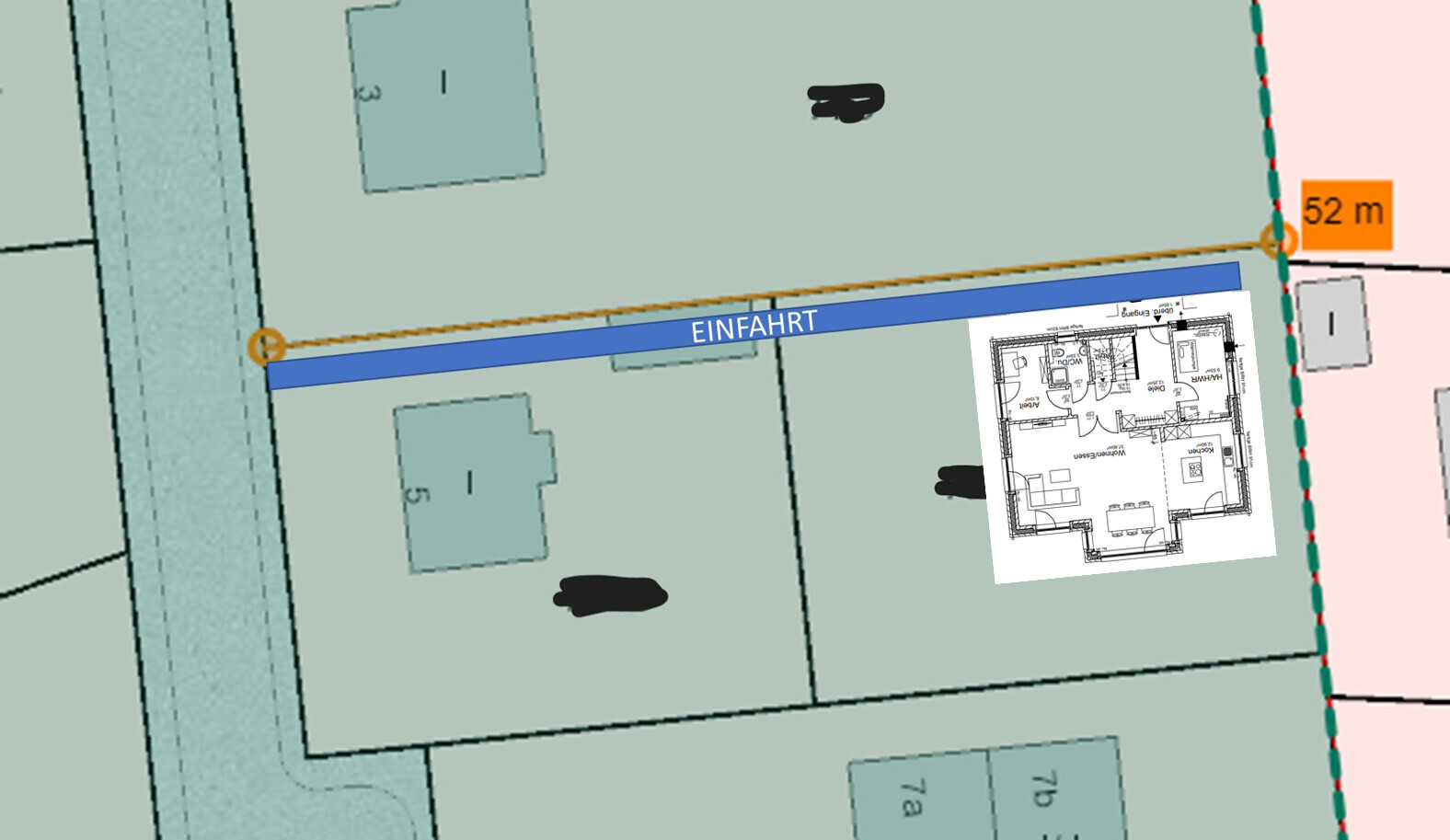 Lageplan: Blaue Einfahrt an der Straße; angrenzende Grundstücke, überlagerter Grundriss.