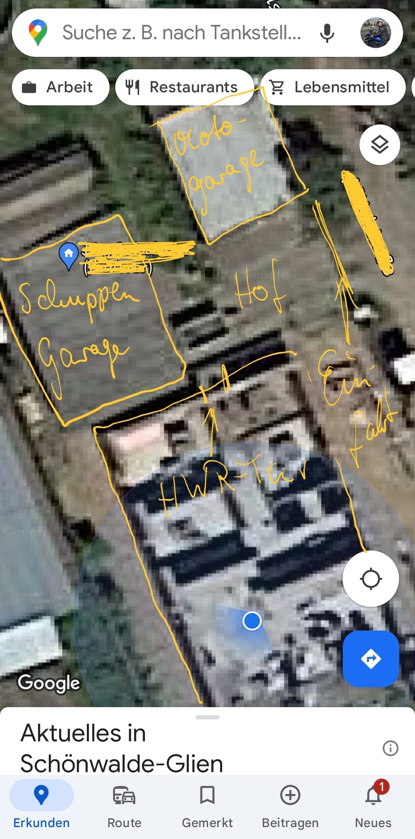 Satellitenbild eines Grundstücks mit Gebäuden und orange markierten Bereichen (Garage, Schuppen)