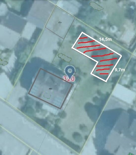 Satellitenbild: rechts eine L-Form mit roter Schraffur; Maße 14,5m x 9,7m.
