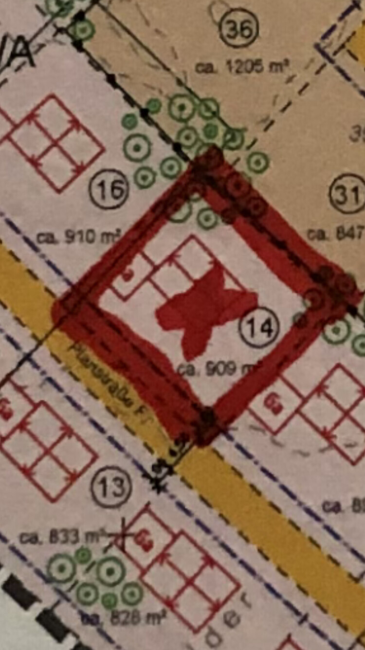 Lageplan mit rot umrissenen Parzellen, grüne Baumgruppen, gelbe Straße, Parzelle 14.