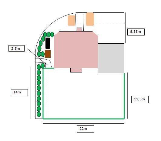 Lageplan eines Hauses mit Garten, Bäumen links, Terrasse vorne und Zufahrt rechts.