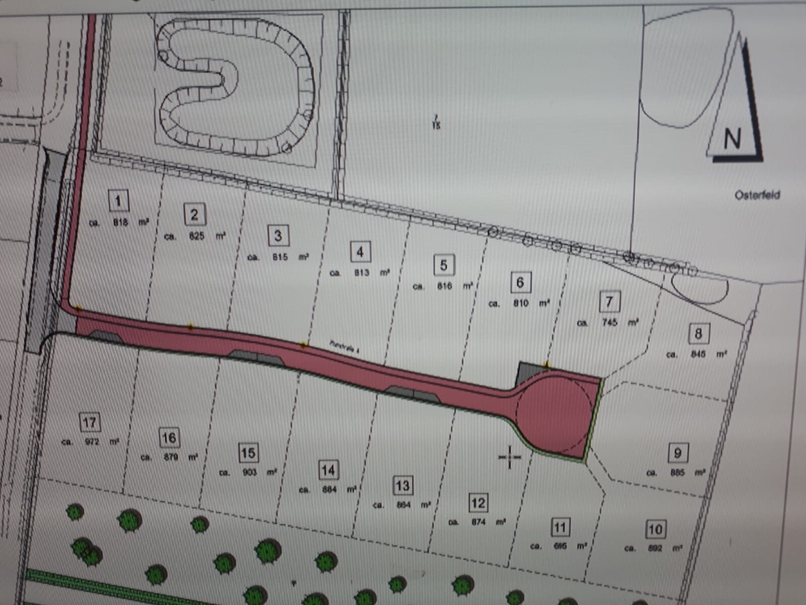Lageplan mit Parzellen, Straße und Rundplatz, Nordrichtung deutlich sichtbar