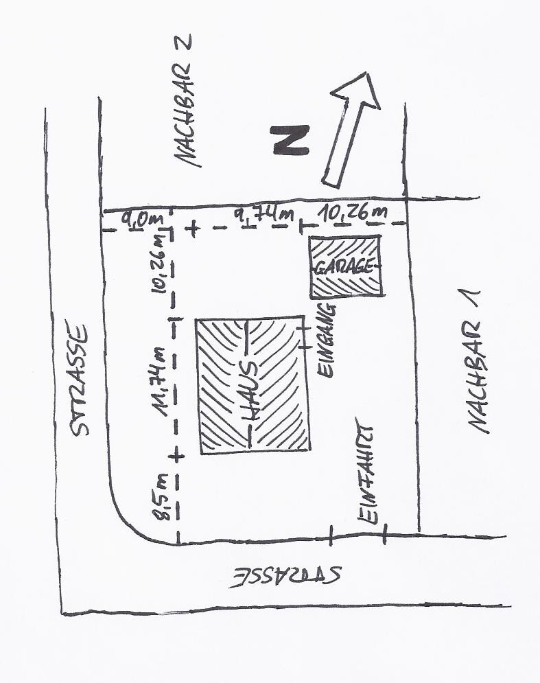 Handgezeichnete Grundstücks- und Hausgrundriss-Skizze mit Garage, Eingang und Straßenecke.