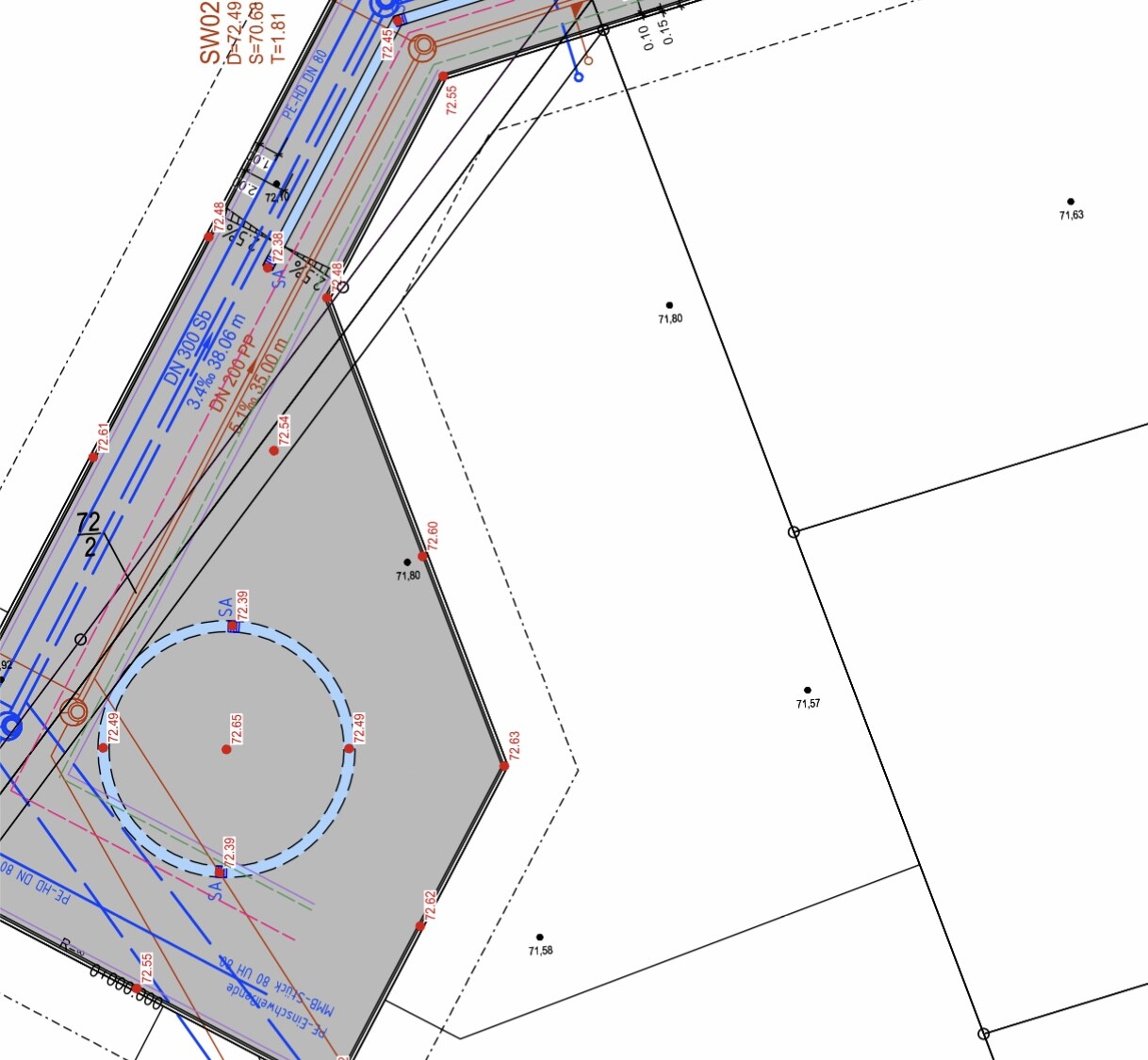 Technischer Lageplan: Straßenverlauf, graues Grundstücksgebiet mit Kreisring und Höhenangaben.