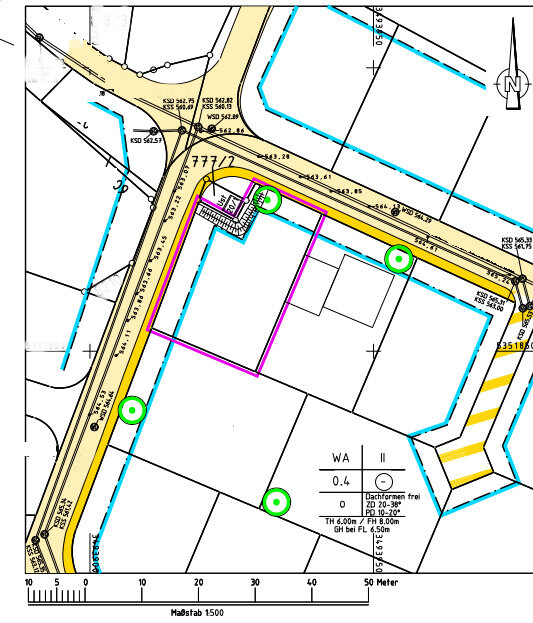 Lageplan einer Straßenkreuzung: blaue Grundstücksgrenzen, pinke Bauflächen, gelbe Fahrbahnen.