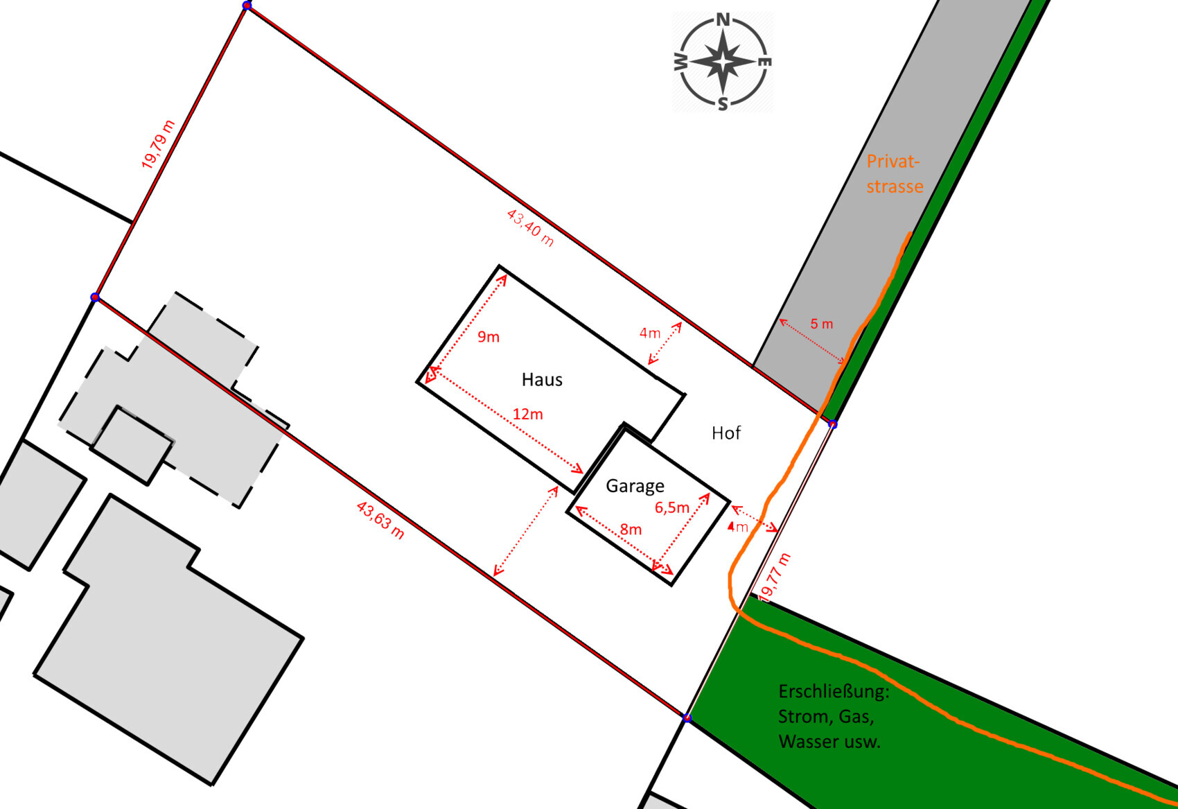 Lageplan eines Grundstücks mit Haus, Garage, Hof, Versorgungsleitungen; rote Maßlinien und Kompass