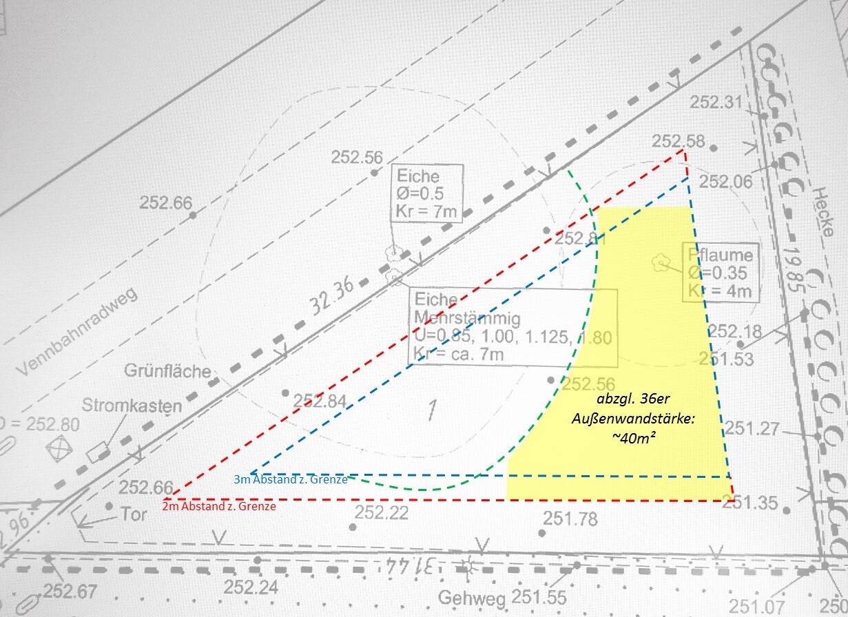 Lageplan eines Baugrundstücks: gelber Gebäudebereich, Eichen, Grünfläche, Grenz- und Abstandslinien.