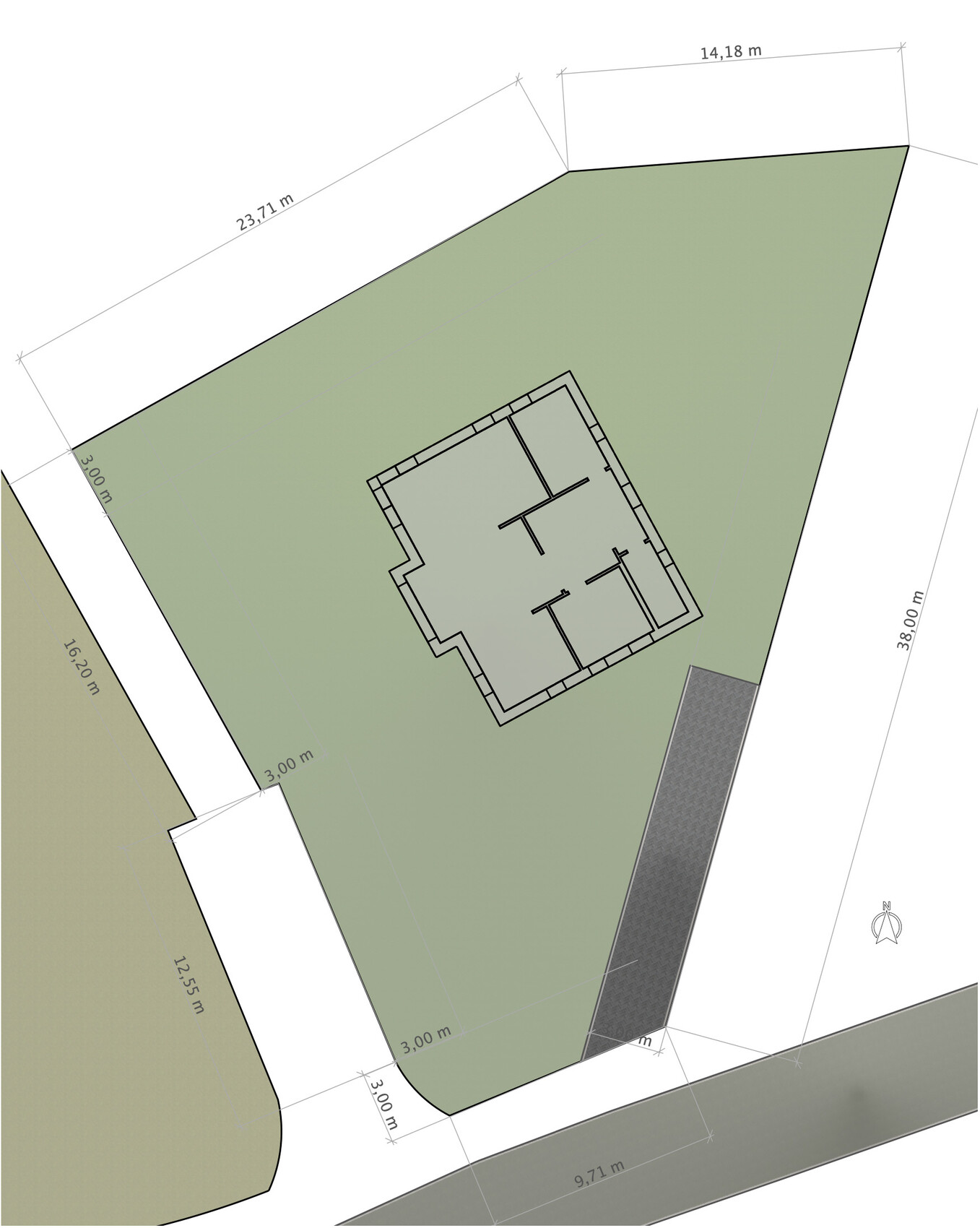 Lageplan eines unregelmäßigen Grundstücks mit zentralem Hausgrundriss, Grünfläche und Zufahrt.