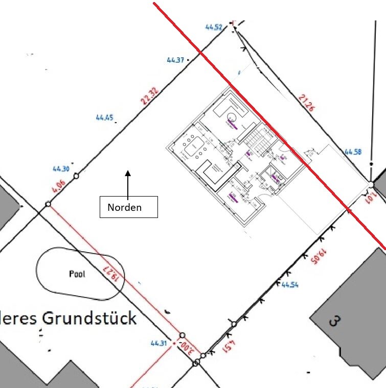 Grundstücksplan mit Wohnhaus, Pool links unten, roter Diagonale und Nordpfeil