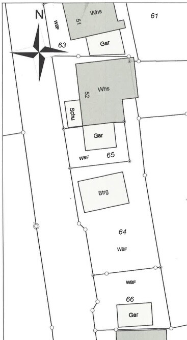 Lageplan eines Grundstücks mit Gebäuden (Whs), Garagen, Zäunen und Nordpfeil.