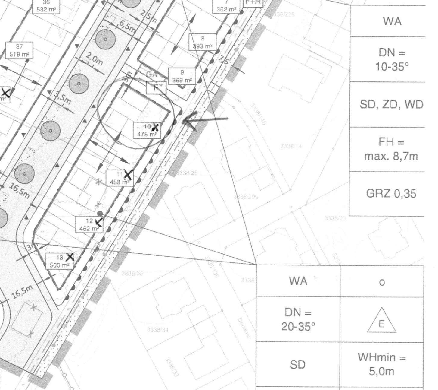 Lageplan eines Baugebiets mit Parzellen, Maßen (m²), Straßenverlauf und Bäumen.