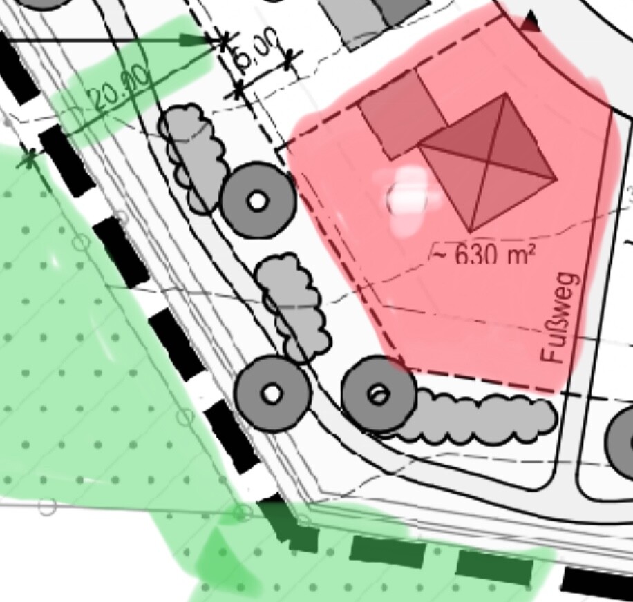 Lageplan: roter Gebäudebereich mit Fußweg, angrenzende Grünfläche und Bäume.
