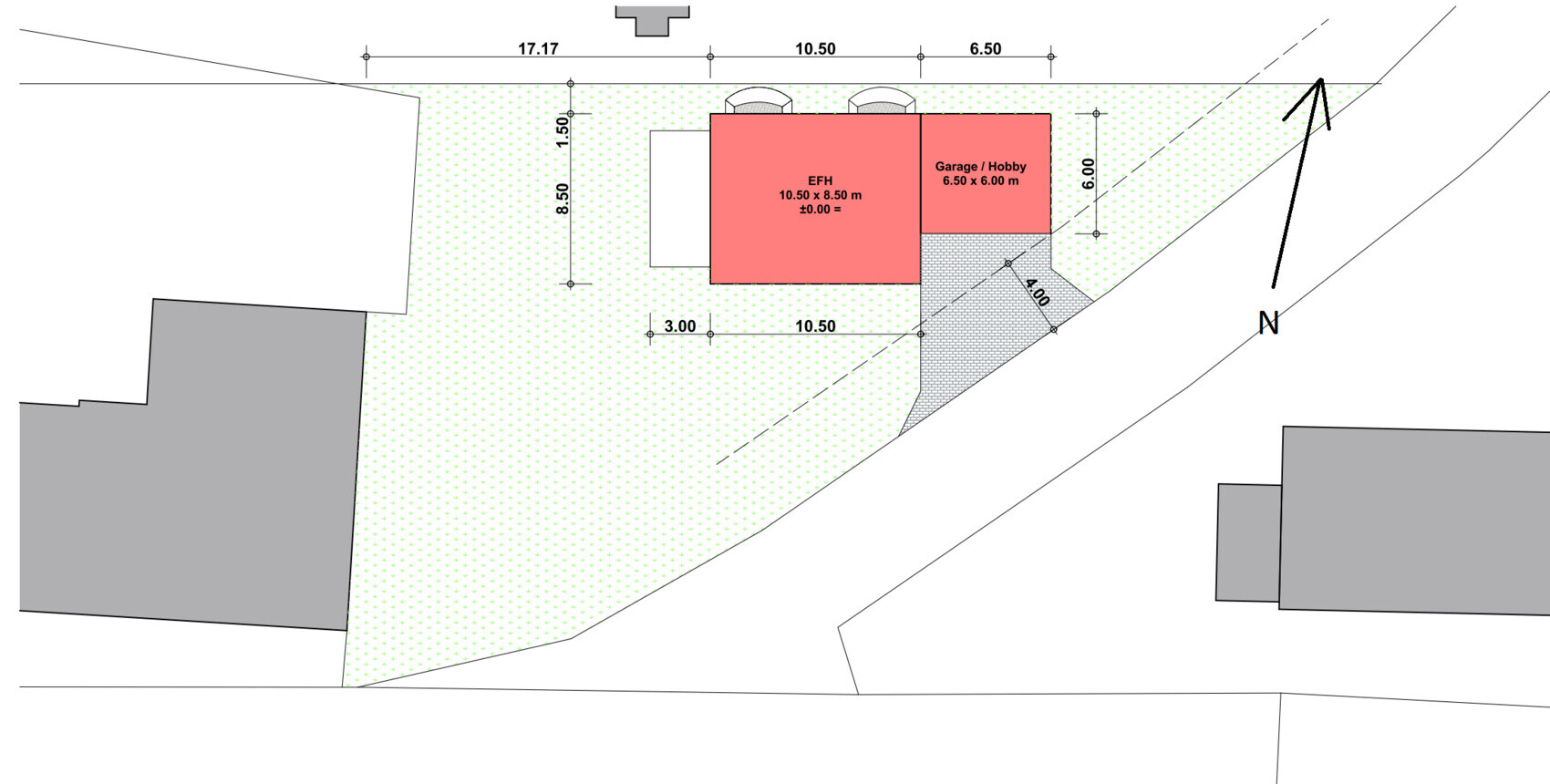 Grundriss eines Hauses mit EFH und Garage/Hobby, Zufahrt, Grünfläche und Nordpfeil.