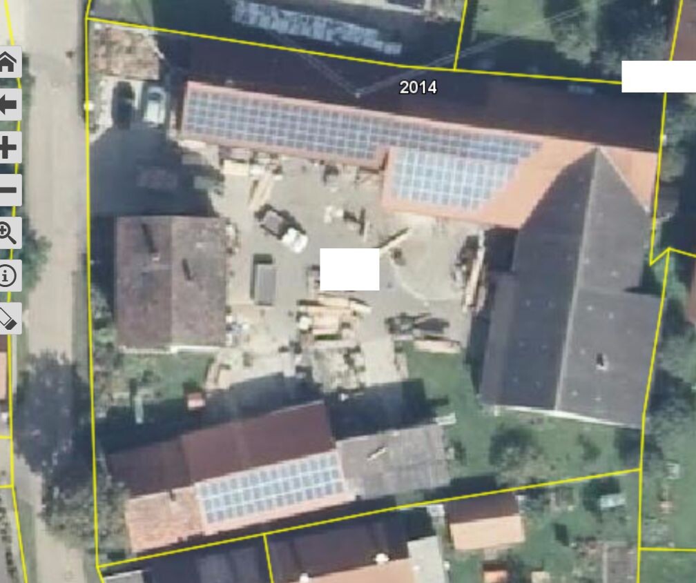 Vogelperspektive eines Grundstücks mit Grenzlinie, Baufläche und Solaranlagen