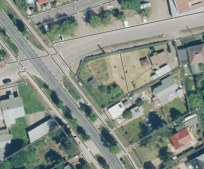 Luftbild einer Siedlung mit Grundstücksgrenzen in weißen Linien und Straßenverlauf