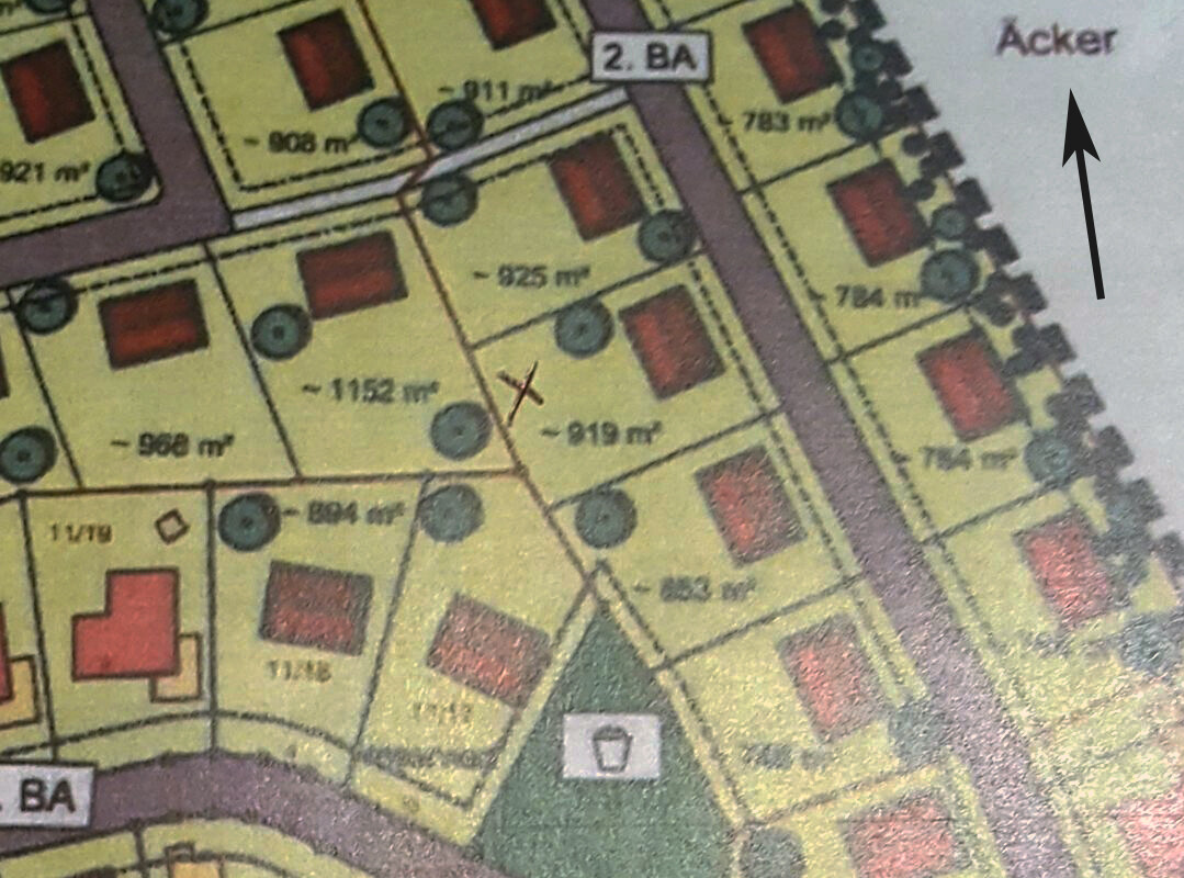 Übersichtlicher Lageplan mit Parzellen, Gebäuden und Straßenverlauf.