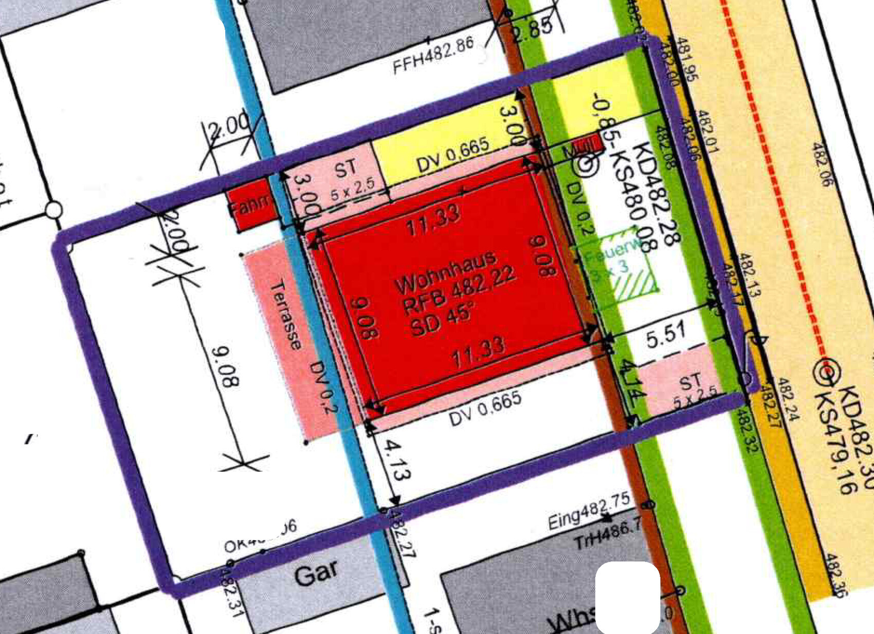 Rot markiertes Wohnhaus im Plan, umgeben von farbigen Grundstücksgrenzen und Maßlinien.
