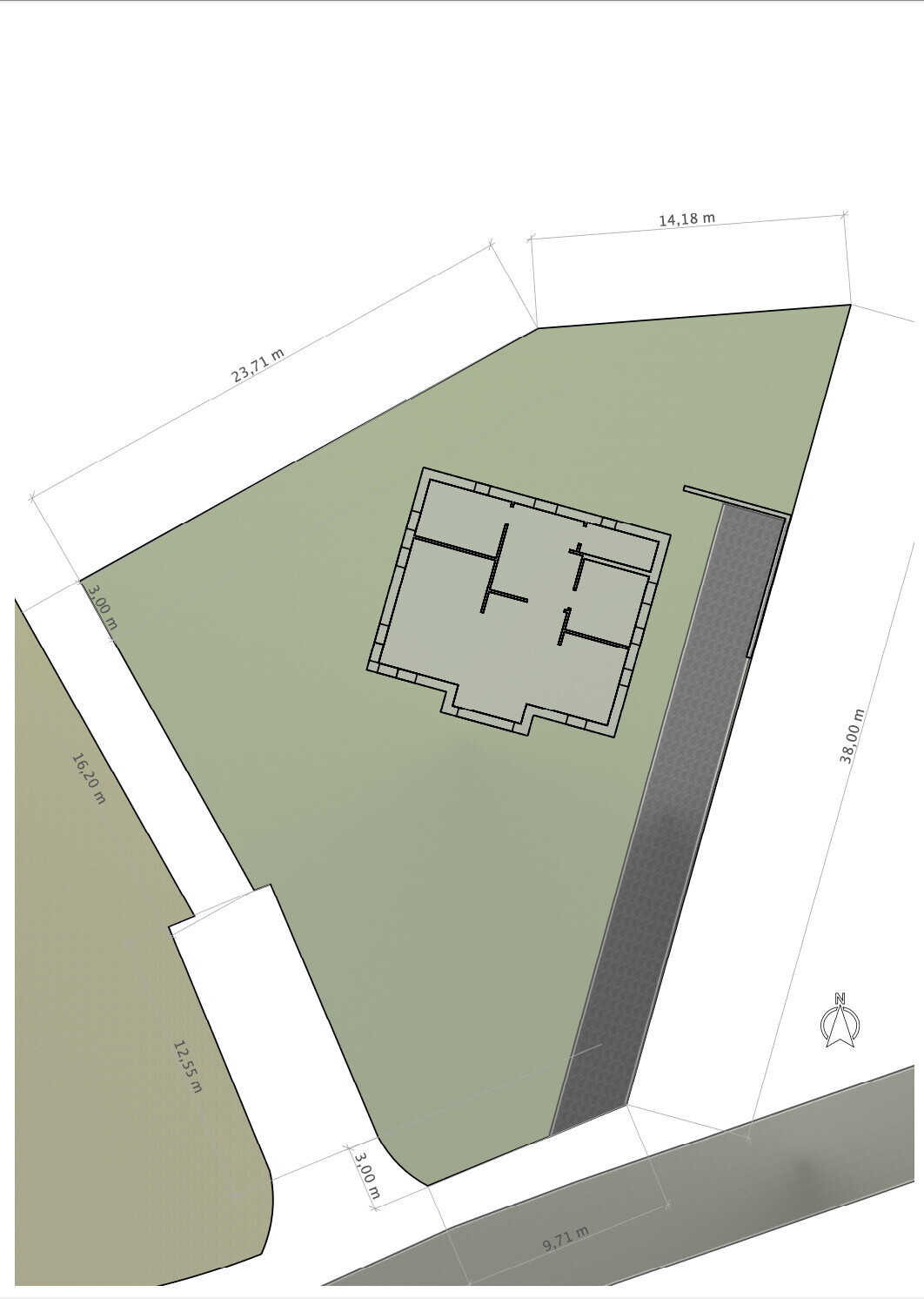 Lageplan: Grundstück mit Gebäudegrundriss im Zentrum, umlaufende Maße, Straße rechts.