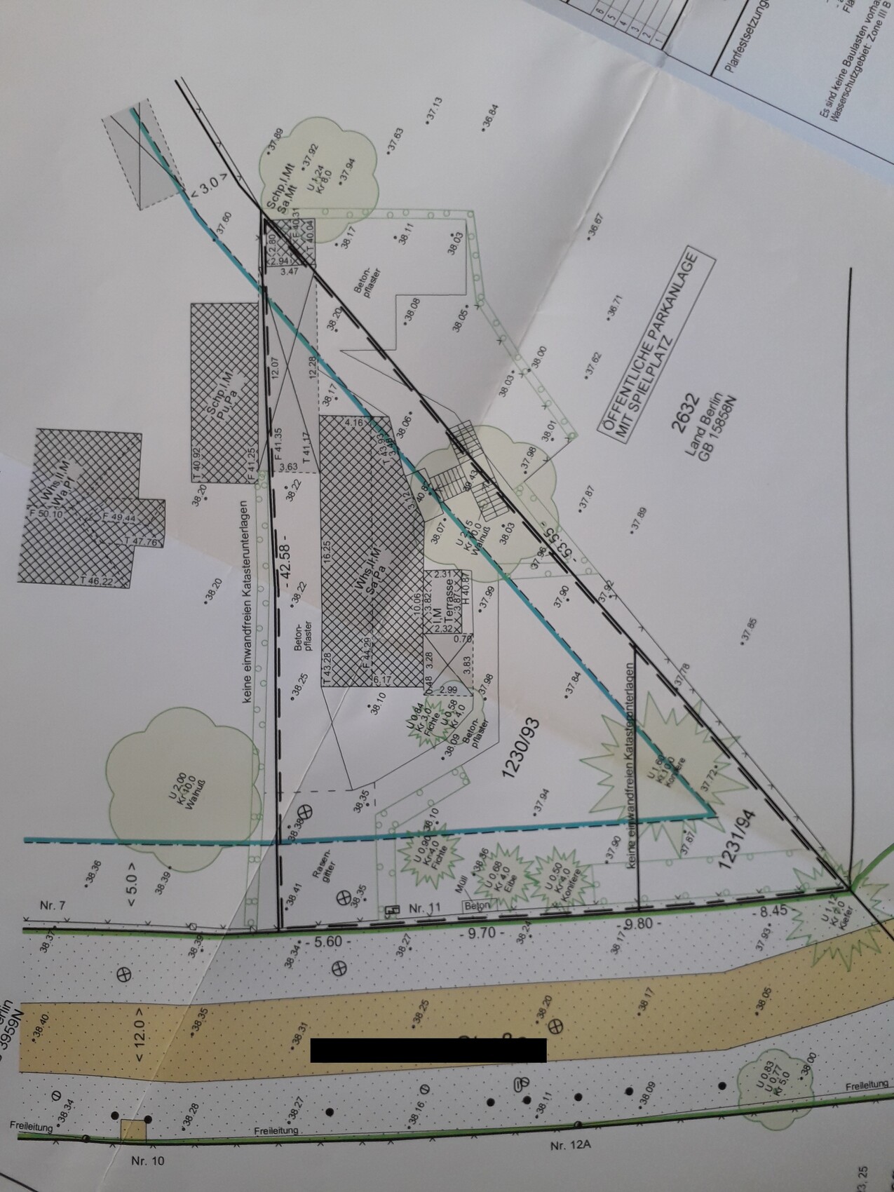 Lageplan eines dreieckigen Grundstücks mit Wegen, Bäumen und Parkanlage mit Spielplatz.