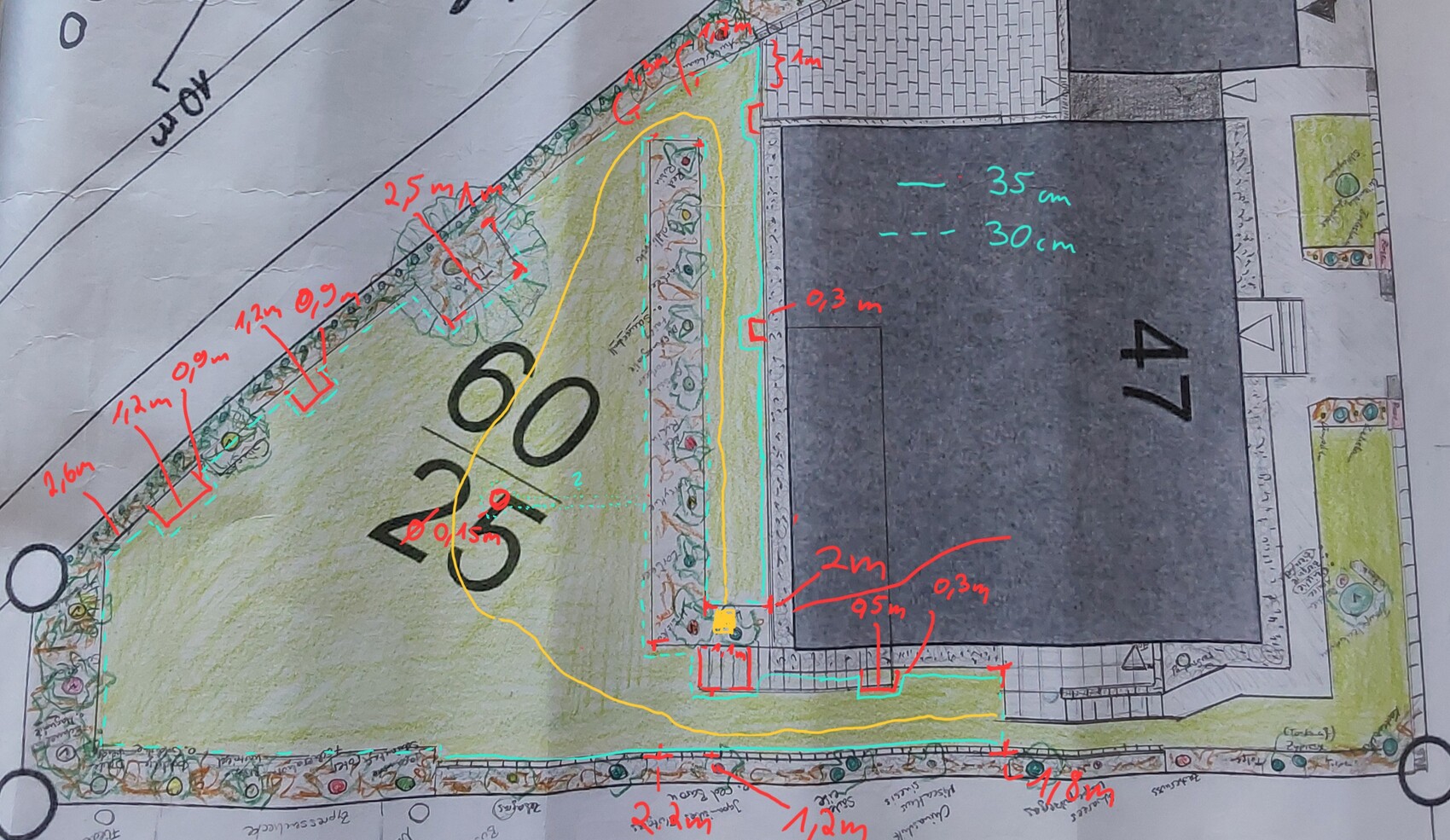 Lageplan eines Gartens um ein Gebäude mit Wegen, Beeten und Rasenfläche.