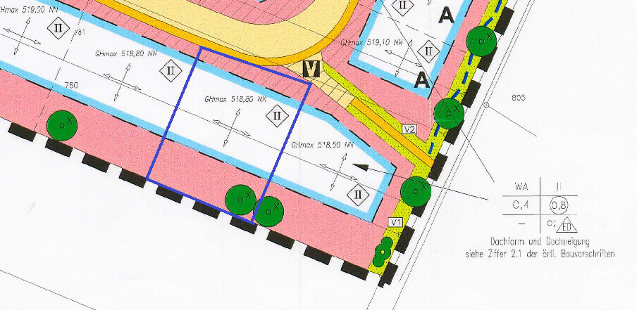 Lageplan eines Baugrundstücks mit farbigen Zonen, Grenzlinien und Bäumen