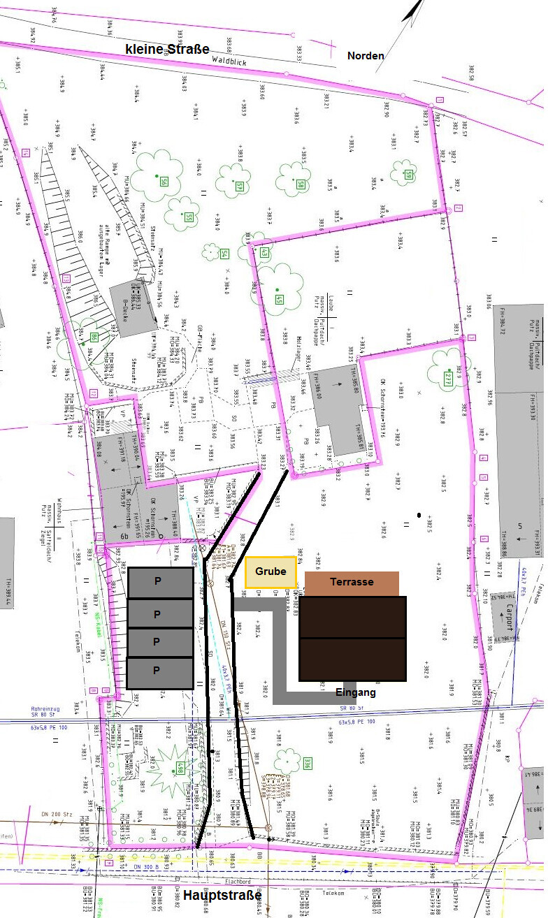 Lageplan: Gebäude mit Eingang, Terrasse, Grube, Parkplätze, Bäume, Straßen.