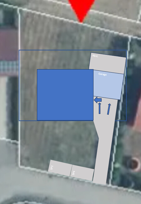 Grundstücksplan: Großes blaues Haus, Zufahrtweg zur Garage und Abstellfläche innerhalb eines Zauns.