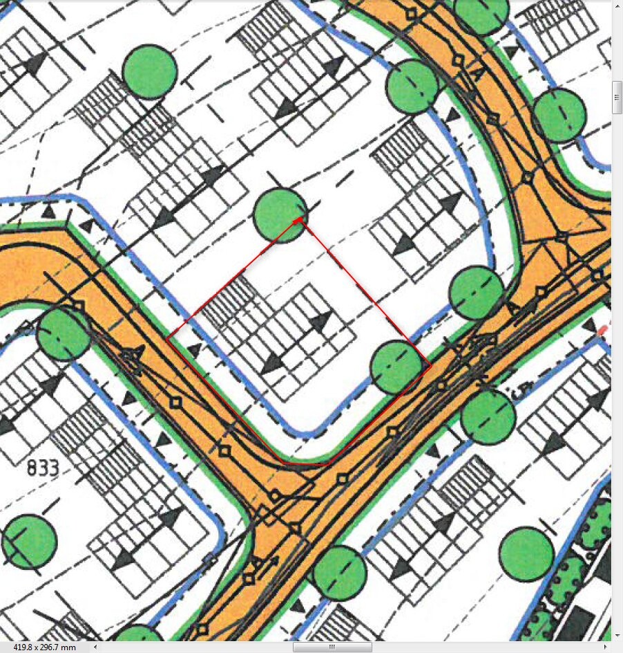 Lageplan einer Straße mit Bäumen; rotes Rechteck markiert ein Grundstück.