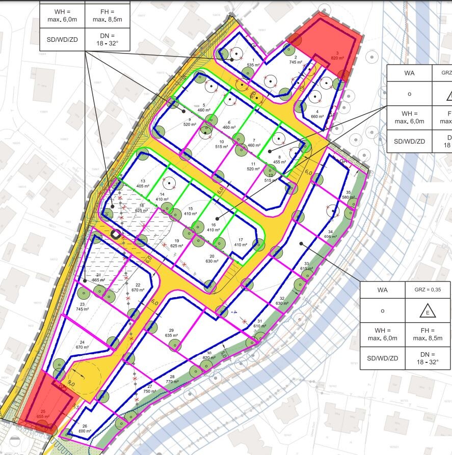 Lageplan eines Baugebiets mit Straßen, Parzellen, Bäumen und Infrastruktur.