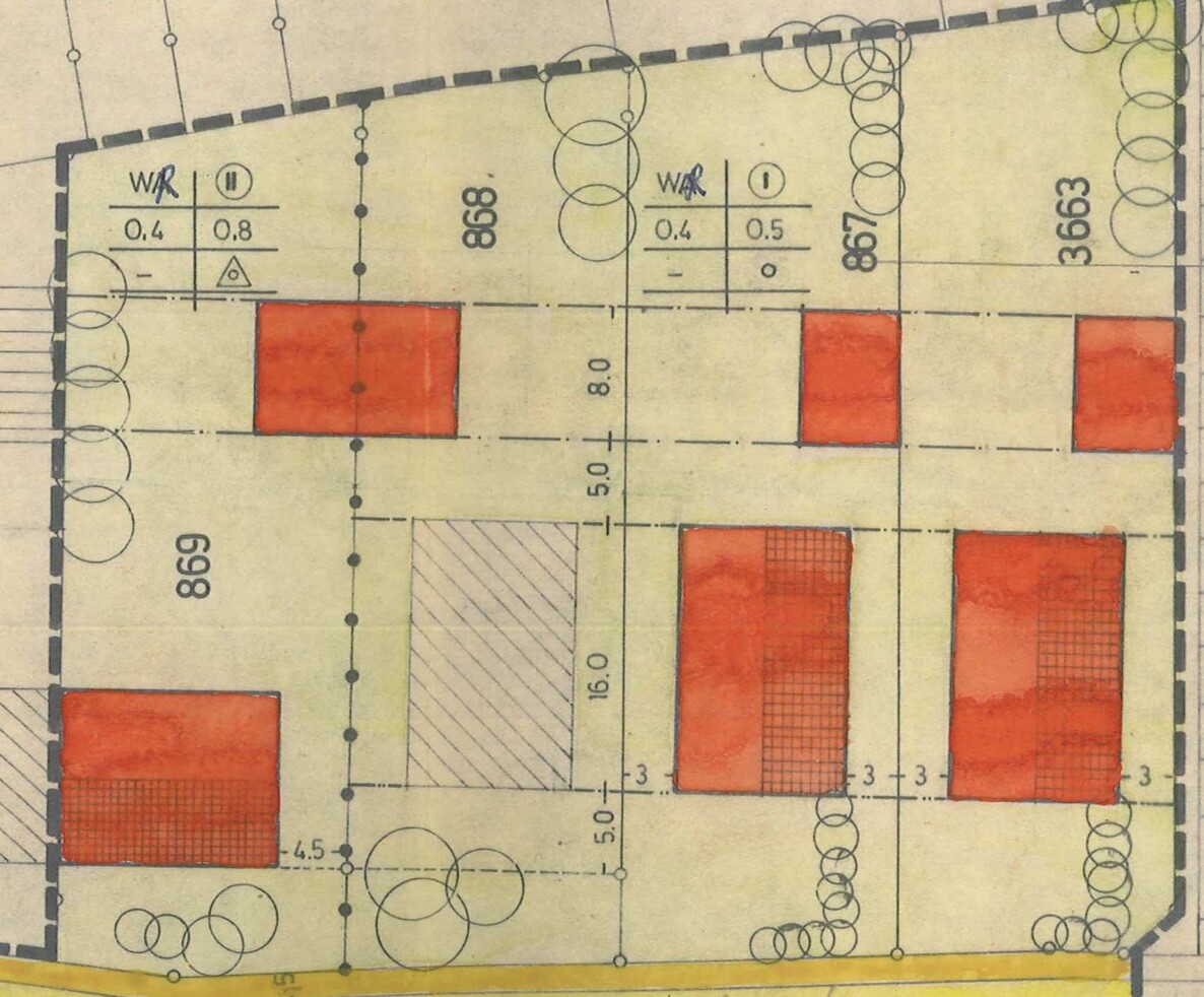 Grundriss eines Baugrundstücks mit roten Rechteckgebäuden und kreisförmigen Bäumen sowie Maßlinien.