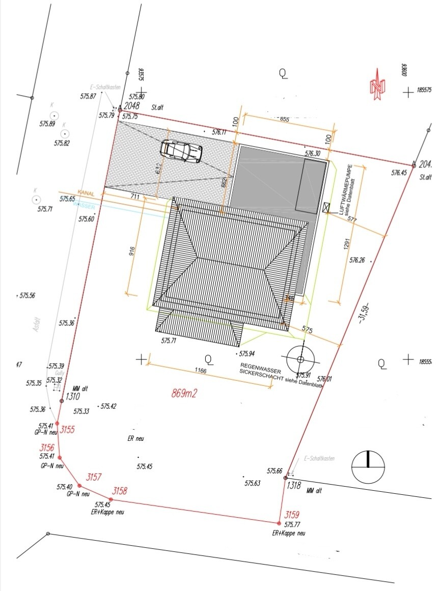 Grundriss eines Grundstücks mit Haus, Garage, Zufahrt, Grenzlinien und Maßangaben.