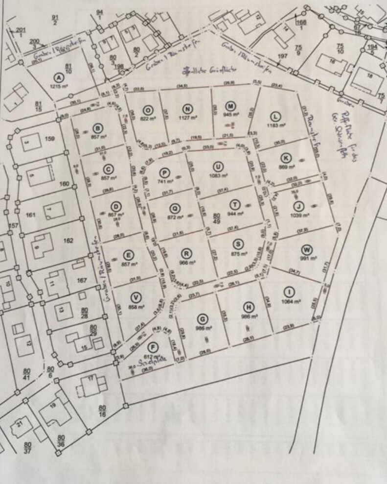 Lageplan eines Baugebiets mit Parzellen A–W, Maßen und Straßennamen.