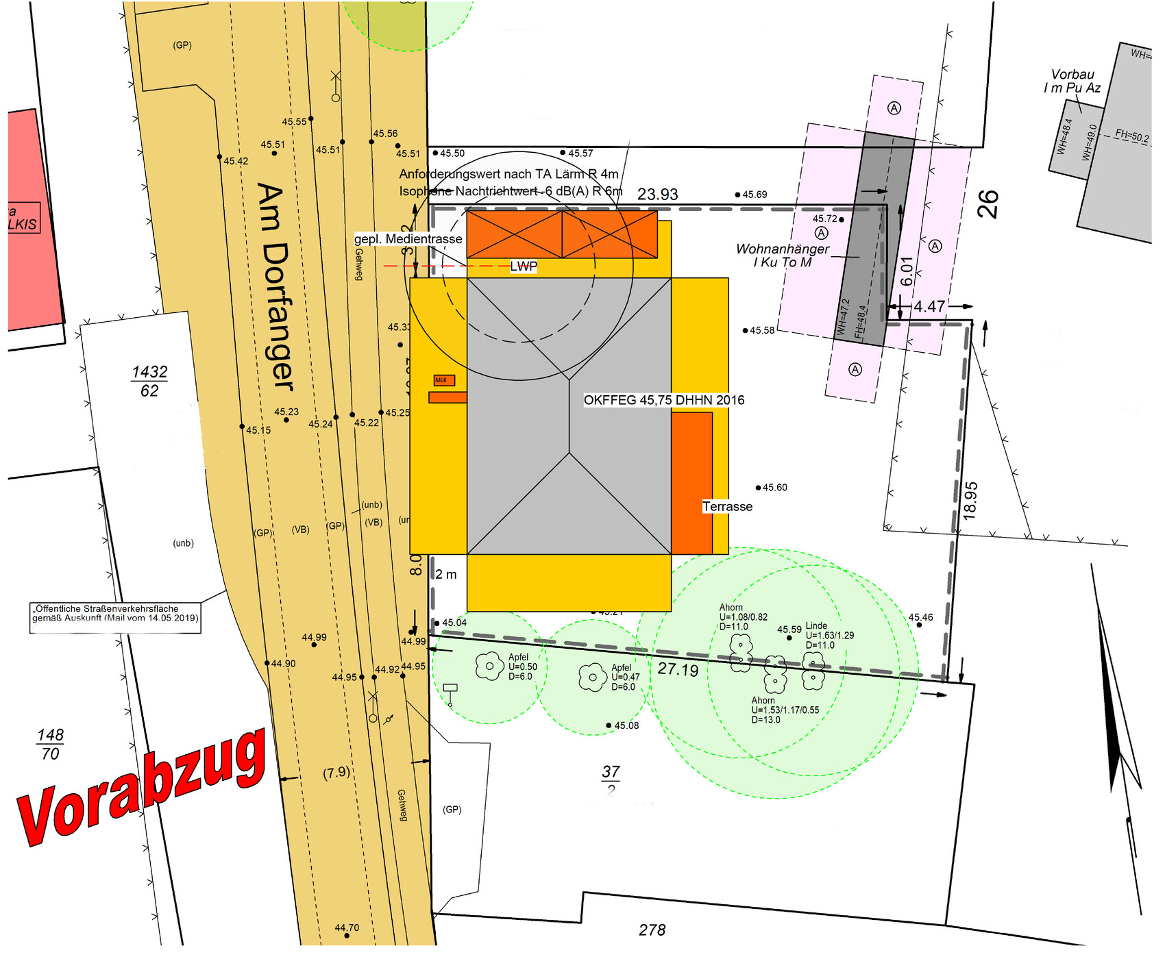 Lageplan eines Bauvorhabens: Gebäudegrundriss, Terrasse, Grünflächen, Straßenverlauf.