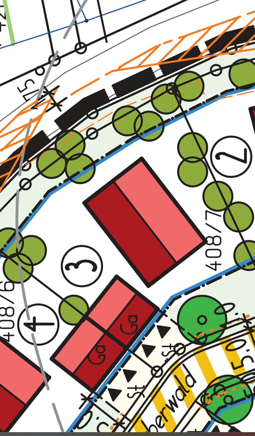 Architektonischer Lageplan mit roten Gebäuden, grünen Bäumen, Linien und Maßen.