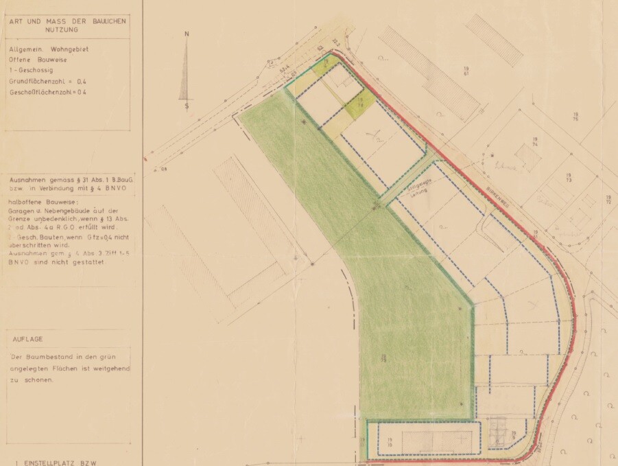 Bau- und Flächenplan mit grünen Flächen, roten und blauen Umrissen.