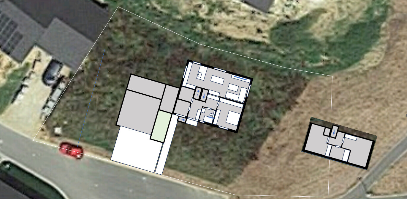 Luftbild eines Baugrundstücks mit überlagertem Hausgrundriss und umliegender Landschaft.
