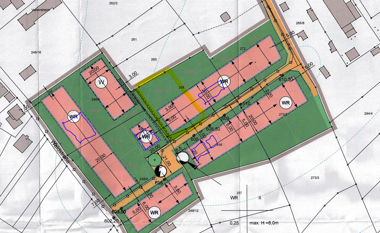 Lageplan eines Baugrundstücks mit Gebäudeflächen, Straßen und Grünflächen.