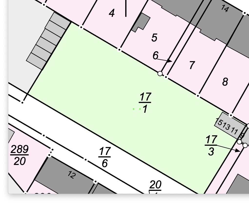 Lageplan: Großes grünes Grundstück 17/1, umgeben von pinken Parzellen (4-8) und Straßen.