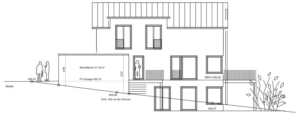 Zweistöckiges Haus mit Garage am Grundstück, straßennahe Fassade und Geländegefälle