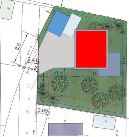 Lageplan eines Grundstücks mit Gebäuden, Garten, Bäumen und Zufahrt