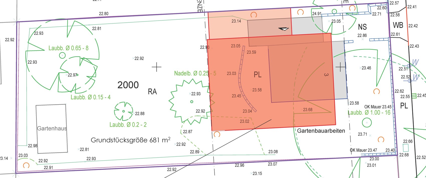 Grundstücksplan mit Gartenhaus, Laub- und Nadelbäumen, rotem Gebäudebereich PL und Maßangaben.