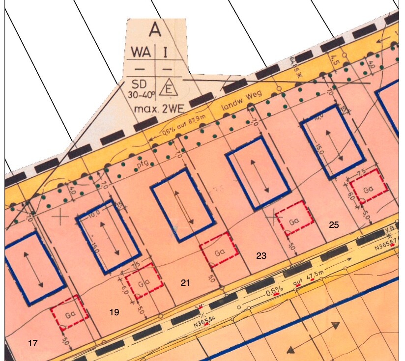 Lageplan eines Baugrundstücks mit markierten Bauflächen, Straßen und Nummern.