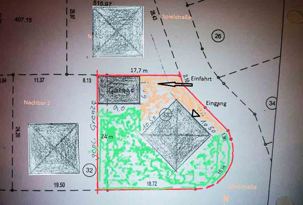 Lageplan eines Grundstücks mit Gebäuden, Zufahrt, Eingängen und Gartenflächen