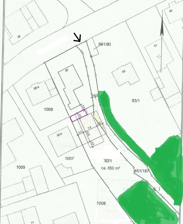 Lageplan eines Baugrundstücks mit Grundstücksgrenzen, Gebäuden und Pfeilmarkierung