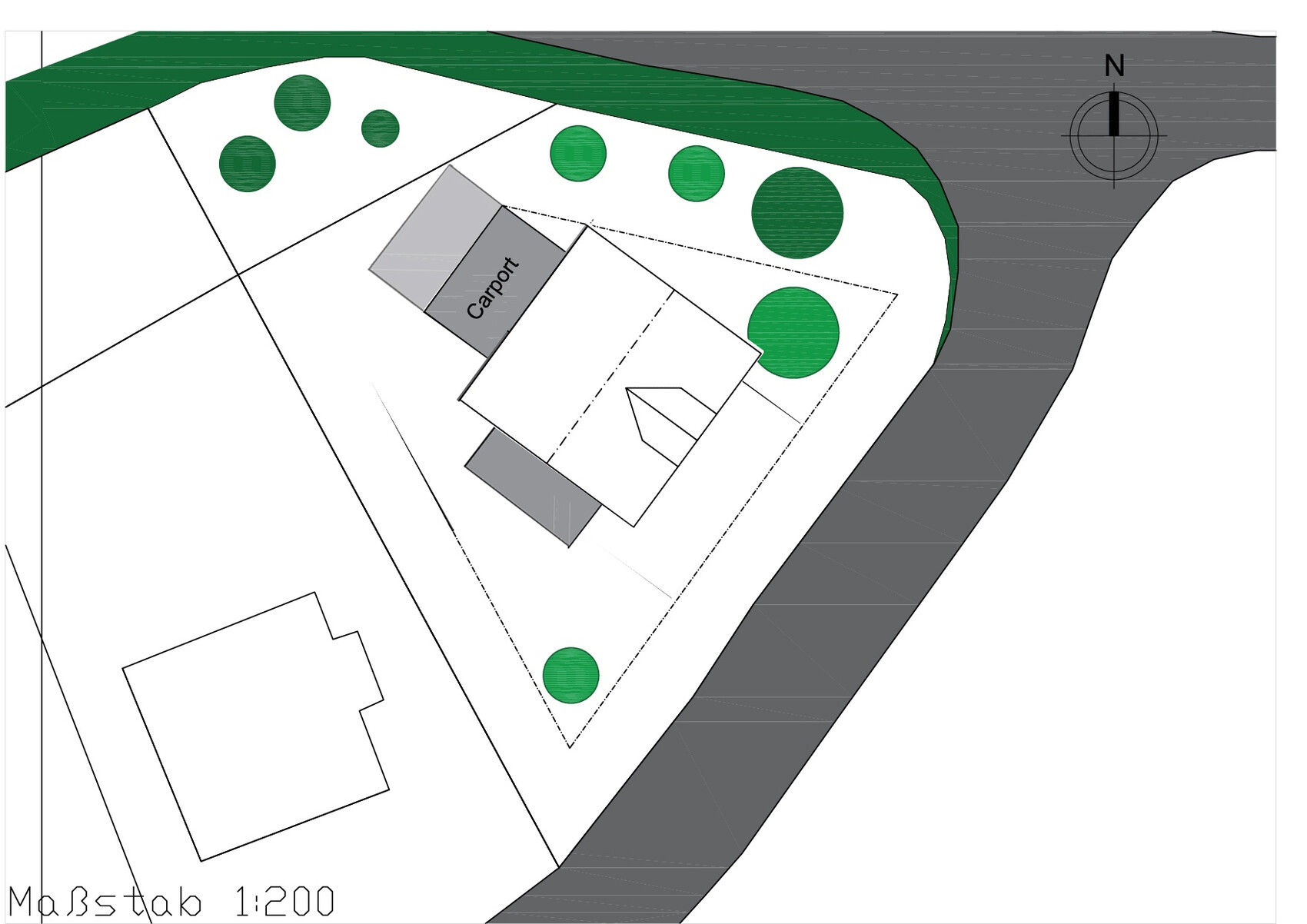 Lageplan eines Hauses mit Carport, kurvige Zufahrt, Grünflächen und Bäumen.