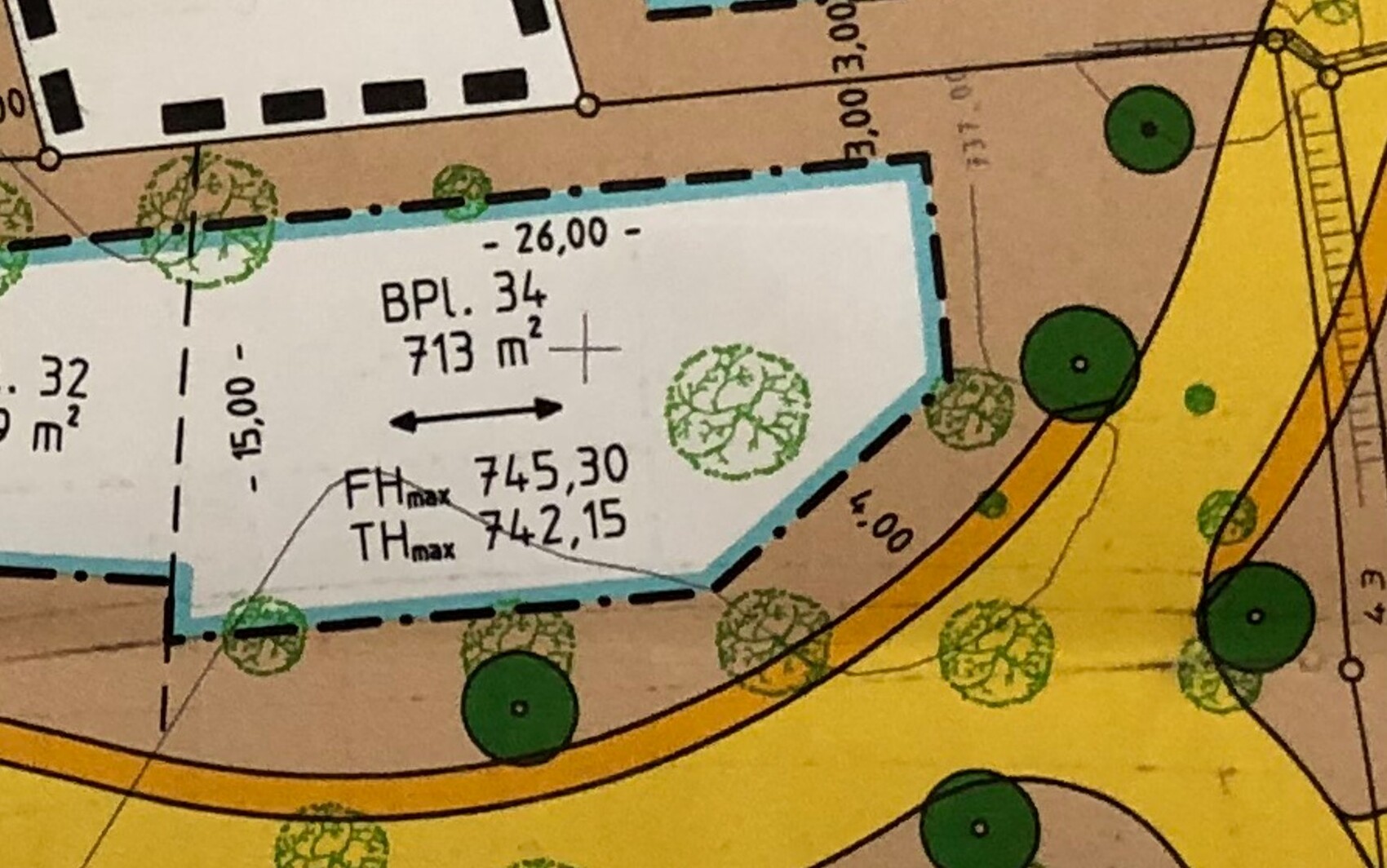 Lageplan eines Baugrundstücks mit blauer Umrandung, BPL 34, 713 m², Bäume.